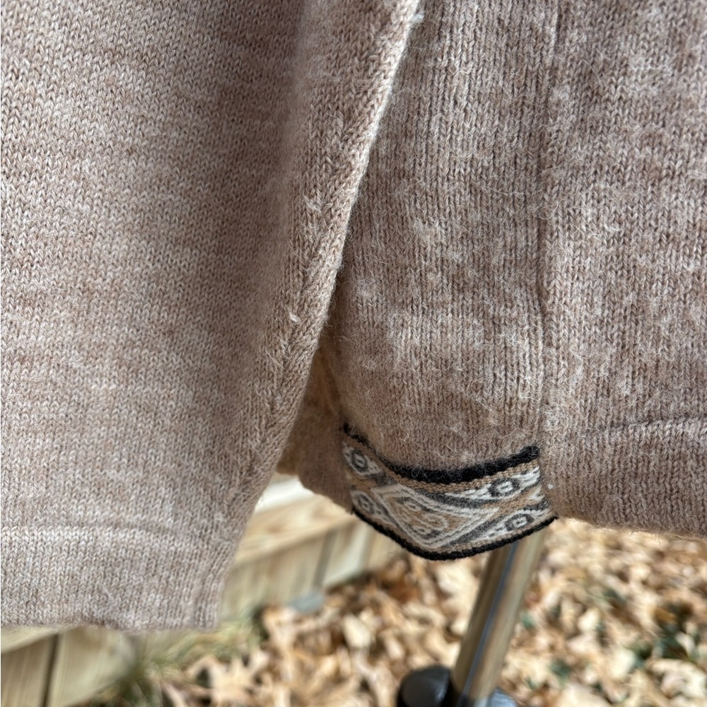 Paka Hiking Gray Sweater Alpaca but no tag. PTP “ 21”. Length = 25. See pics. - Picture 3 of 5